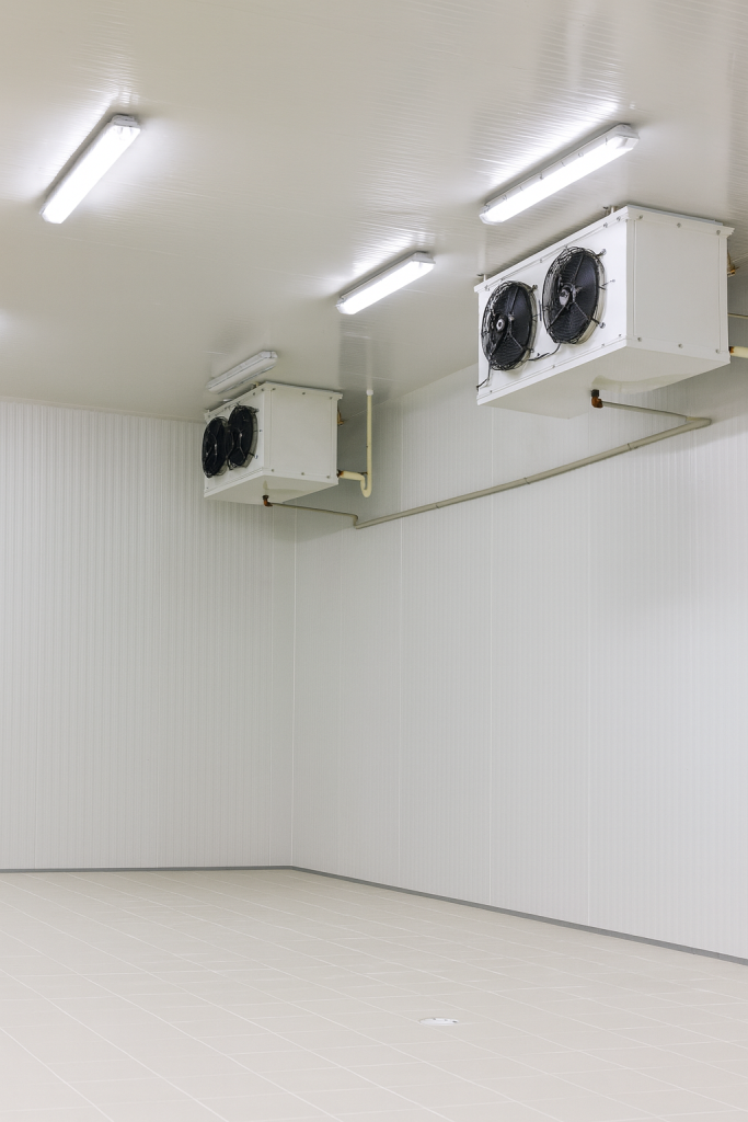 Cuarto frío industrial en Costa Rica con técnico de EcoClima CR