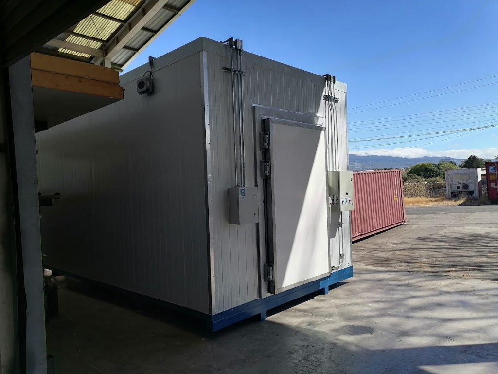 Cuarto frío industrial en Costa Rica con paneles aislantes y puerta frigorífica hermética