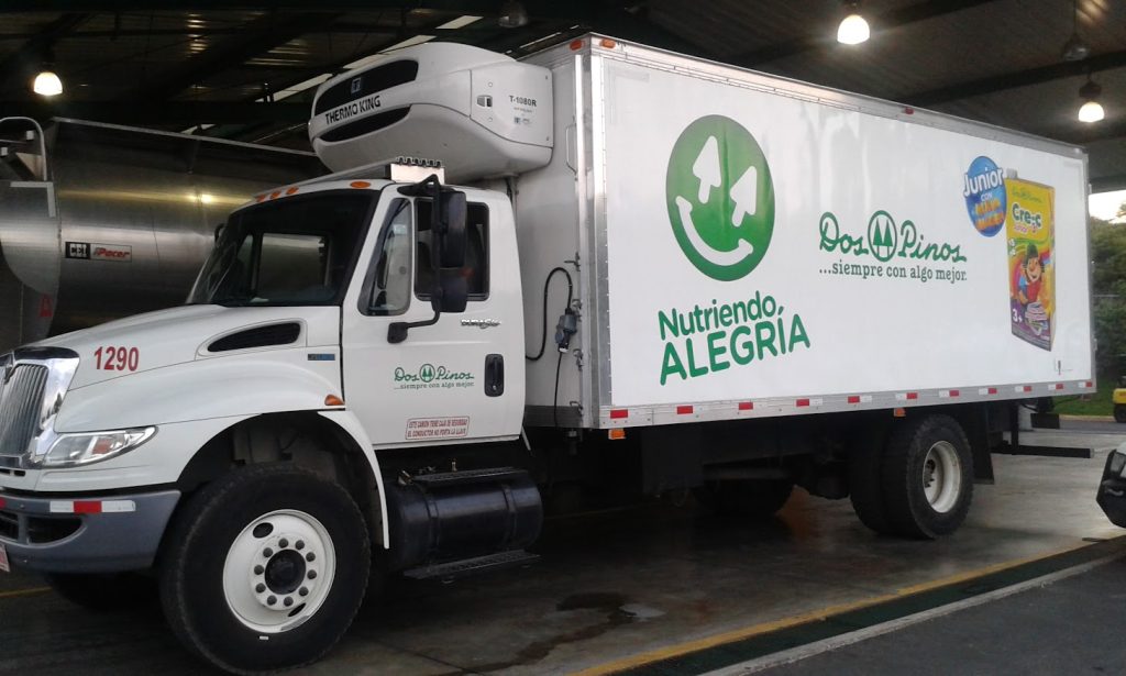 Camión refrigerado Dos Pinos con sistema de frío industrial EcoClima Costa Rica para transporte de alimentos