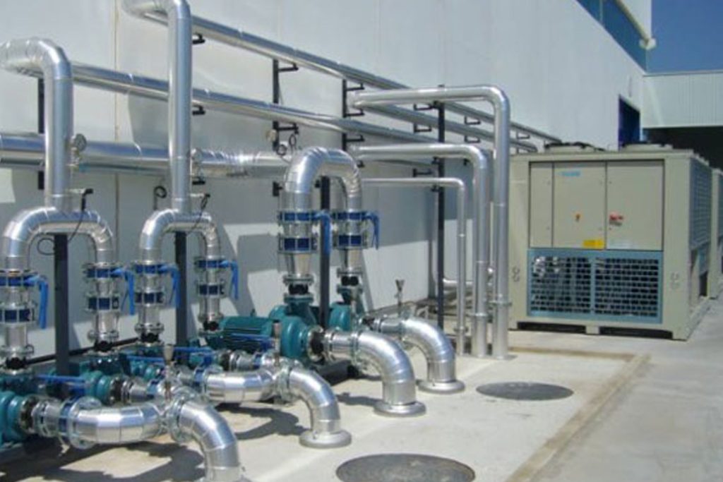 Cuarto de refrigeración industrial en operación, con paneles aislantes, puertas térmicas y sistema de control digital. Representa la eficiencia y tecnología de los equipos de refrigeración de EcoClima CR en Costa Rica.”